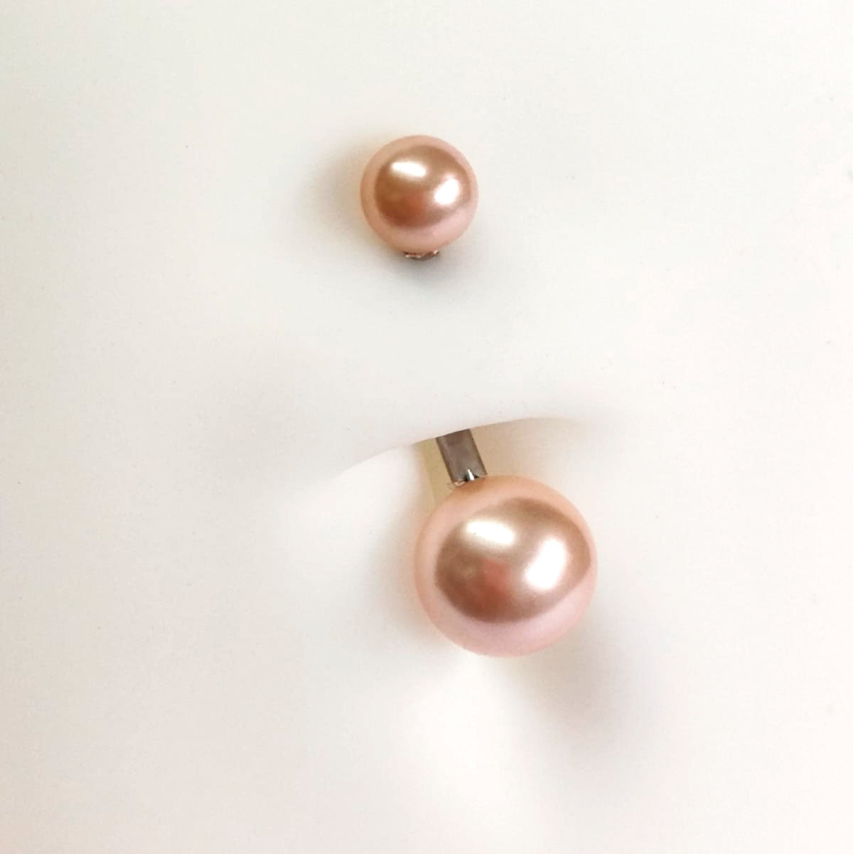 Bauchnabelpiercing mit synthetischen Perlen