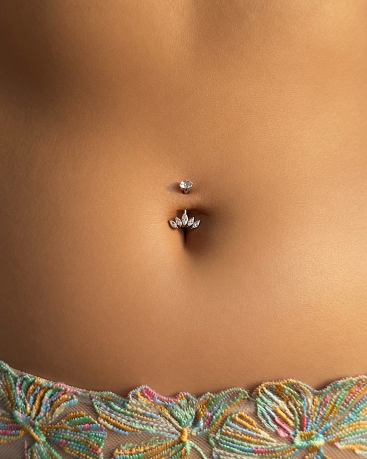 Bauchnabelpiercing aus Titan mit Innengewinde und Krone aus CZ