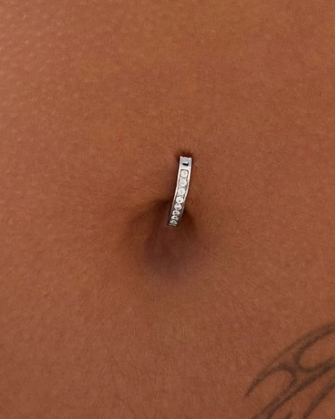 Bauchnabelpiercing Ring aus Titan mit Kristallen