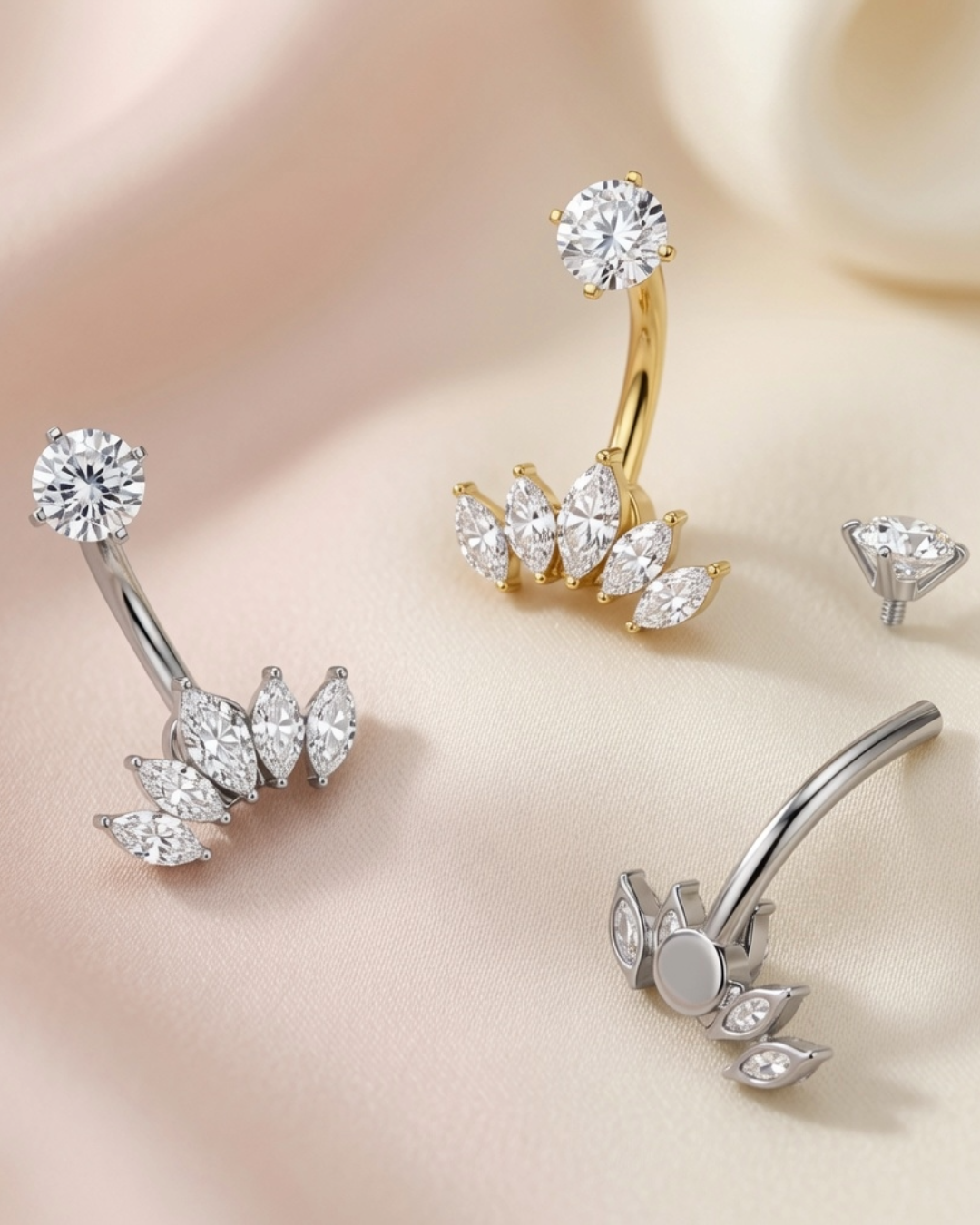 Bauchnabelpiercing aus Titan mit Innengewinde und Krone aus CZ