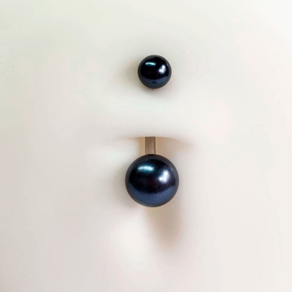 Bauchnabelpiercing mit synthetischen Perlen